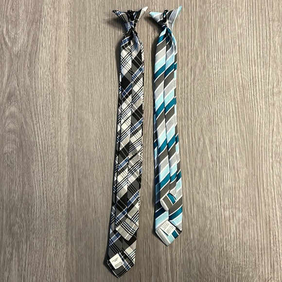 SALE🎈4/$10🎈 2 Boys Clip On Ties - Picture 3 of 5